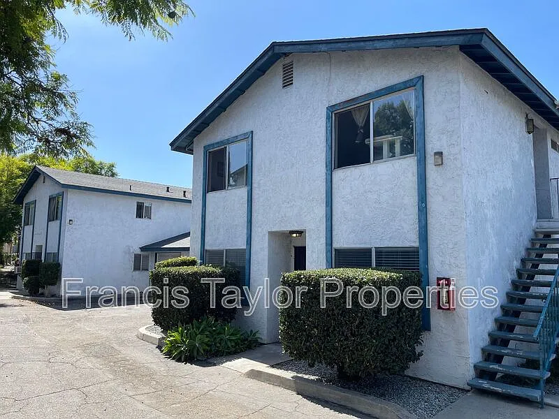 2 bed, 2.0 bath, 990 sqft, $2,295 — Photo 2