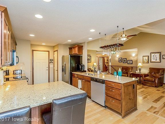 4th image of 2250 SE Leeann Dr