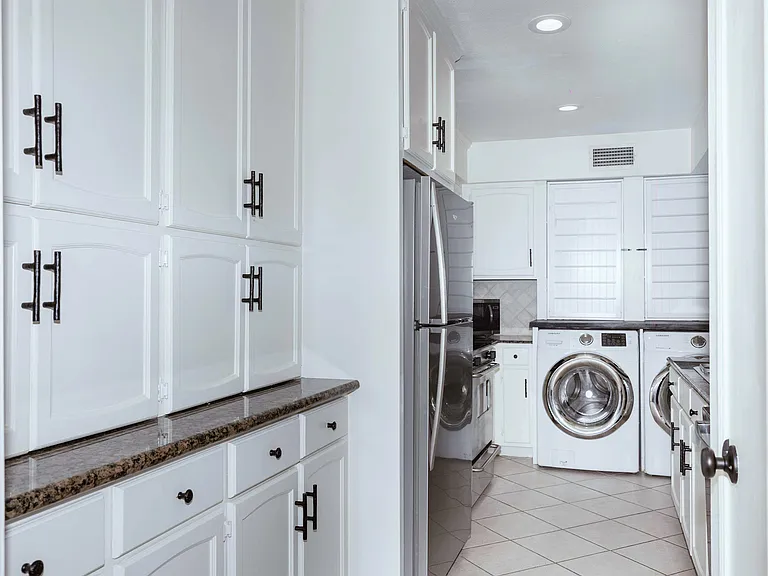 353 N Post Oak Ln #823 — Photo 20