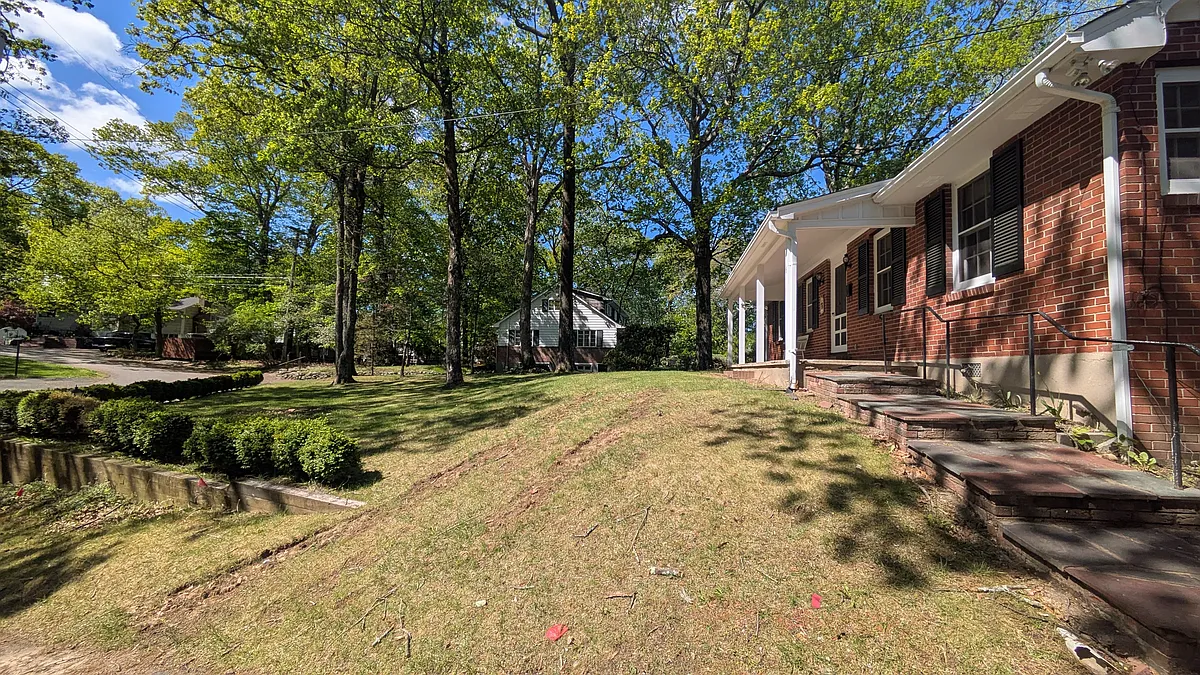 Large front yard - 6 Summit Ter