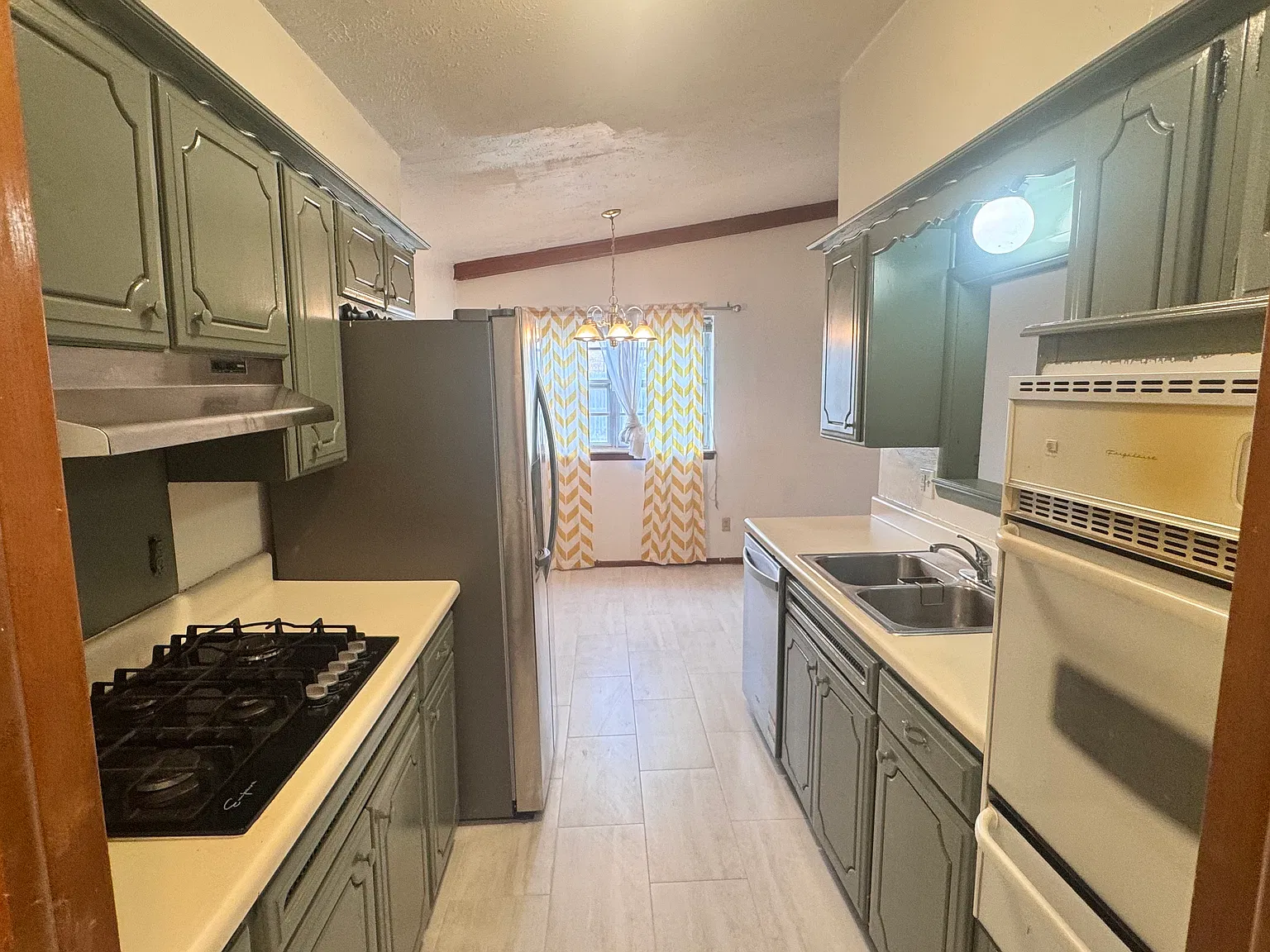 3 bed, 1.5 bath, 1075 sqft, $1,300 — Photo 2