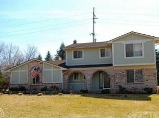 9075 Elizabeth Lake Rd, White Lake, MI 48386