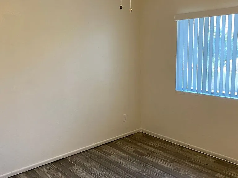 1022 N 22nd Pl — Photo 11