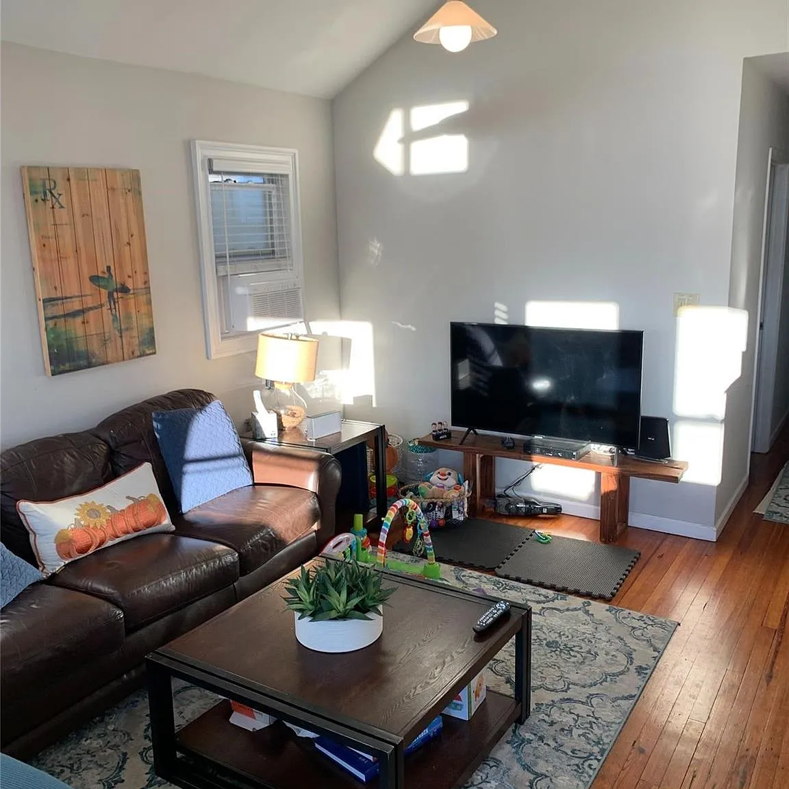 2 bed, 1.0 bath, 870 sqft, $2,500 — Photo 2