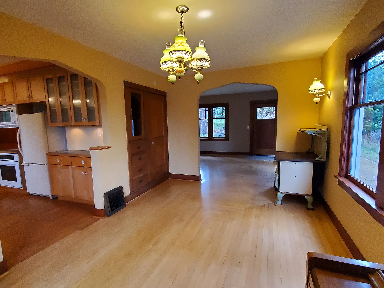 4 bed, 2088 sqft, $2,500 — Photo 3