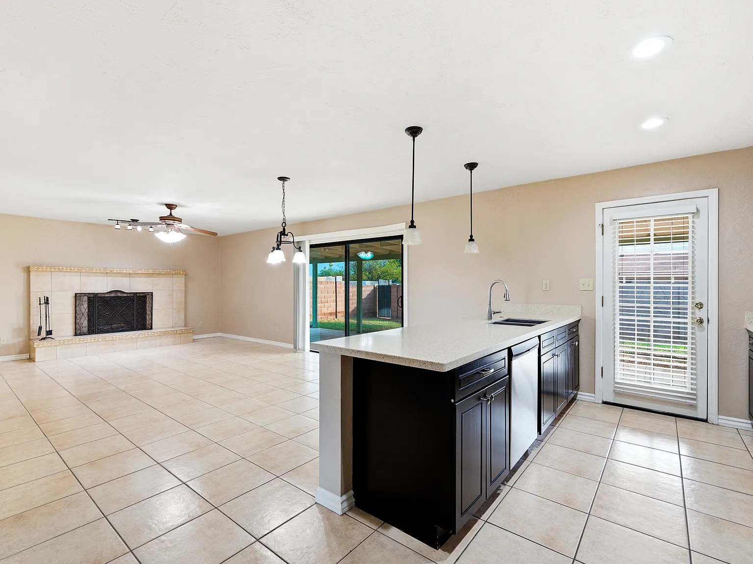 3 bed, 1590 sqft, $2,095 — Photo 4