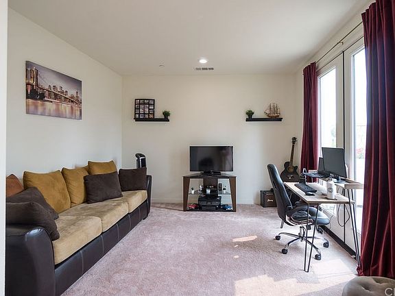 5th image of 1583 E Lincoln Ave
