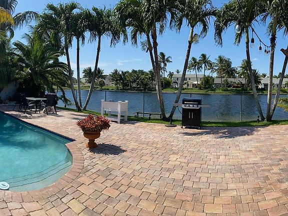 LARGE BACK YARD ON LAKE WITH TIKI HUT WITH TV