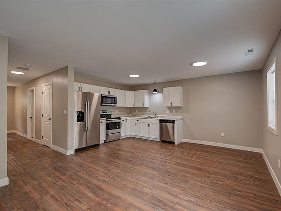 5th image of 1301 Country Club Dr