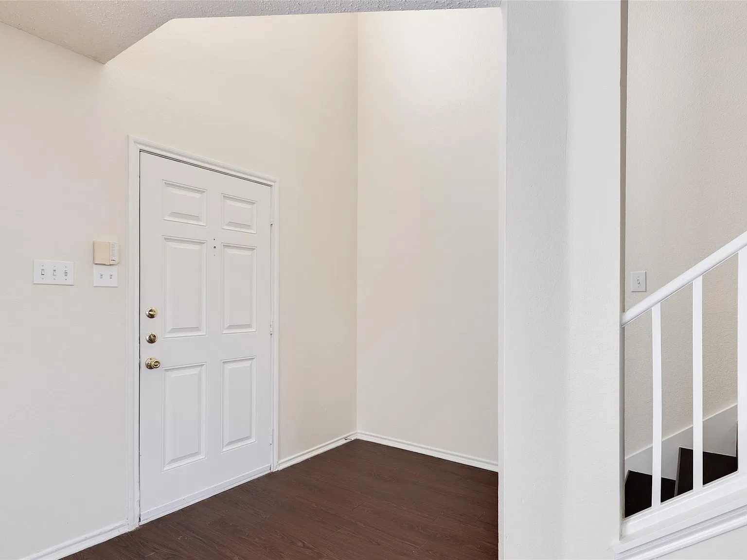 3 bed, 2.5 bath, 2186 sqft, $2,095 — Photo 3