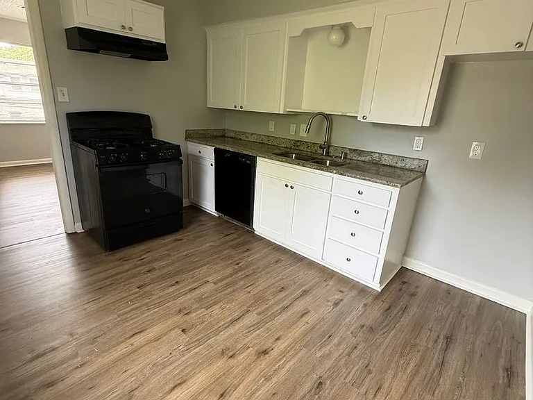 9110 Woodford Dr — Photo 5