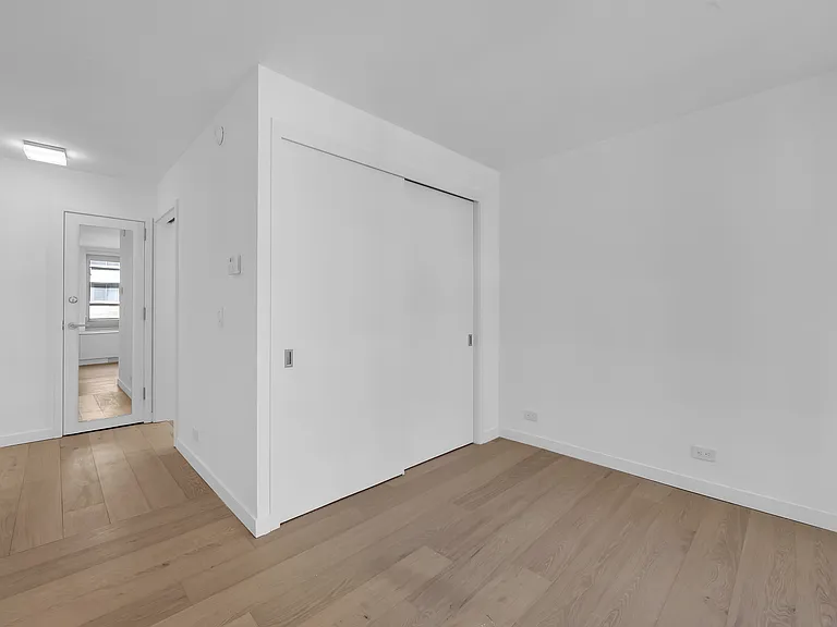 234 E 46th St #703 — Photo 6