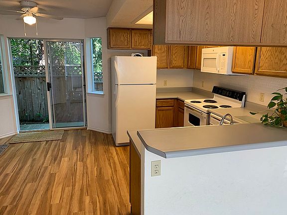 4th image of 1731 Siskiyou Blvd