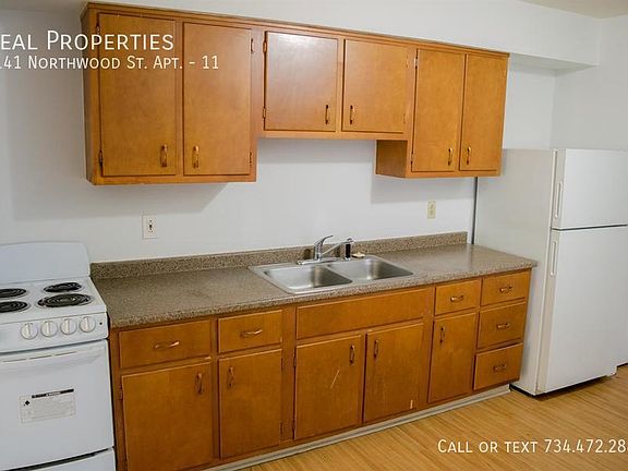 3rd image of 3141 Northwood Ave APT 11