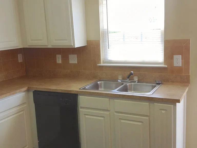 917 Redford Ln — Photo 5