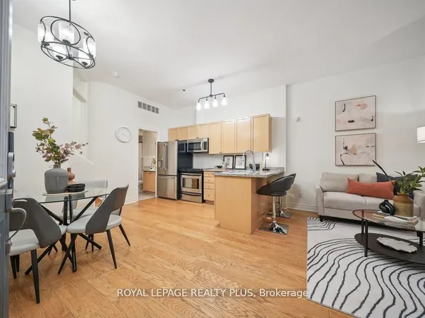 71 McCaul St #121, Toronto, ON M5T 2X1