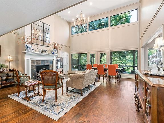 4th image of 3119 Camelot Dr