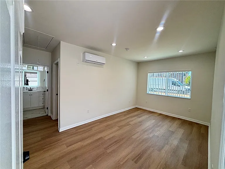 6724 Nagle — Photo 3
