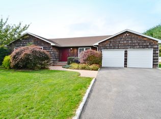 11 Ducharme Ln, Greenlawn, NY 11740