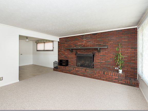 3rd image of 1951 Edgewood Dr