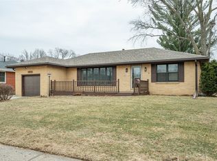 3900 Crestwood Rd, Des Moines, IA 50310