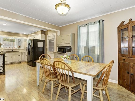 3rd image of 938 Walnut Dr