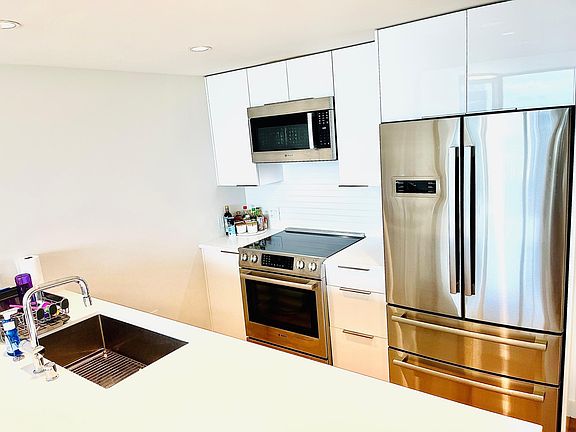 3rd image of 1001 Queen St #3408