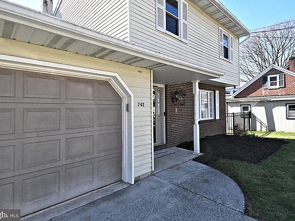 2nd image of 742 Walnut St