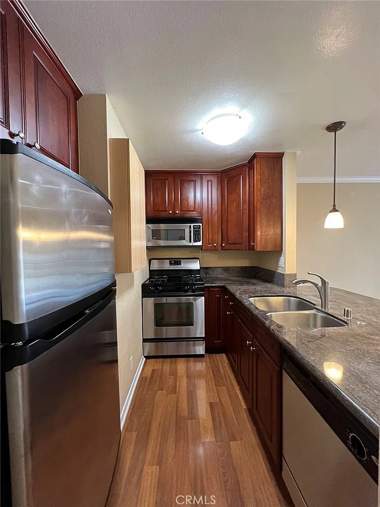 1 bed, 500 sqft, $2,400 — Photo 1