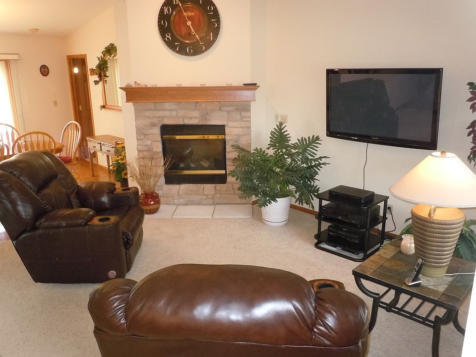 Living room w/ gas fireplace