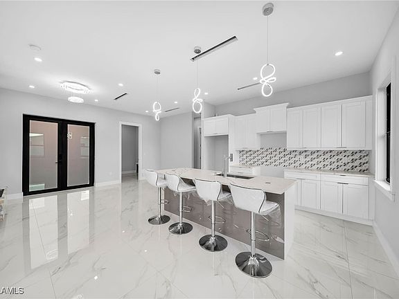 3rd image of 764 Downer Ave S