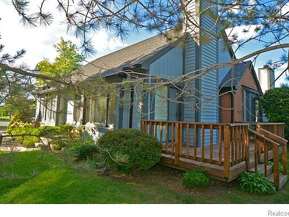 3rd image of 2831 Lochmoor Blvd #15