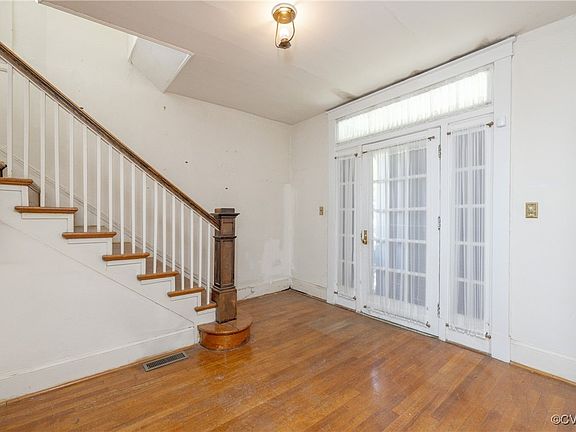 5th image of 3220 Cliff Ave