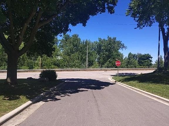 4th image of 701 Allouez Ter