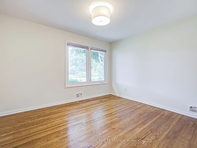 25 Abinger Cres — Photo 28