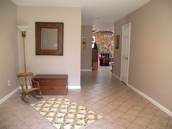 Tiled Entry Foyer & Hall w/2 Double Closets