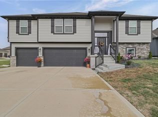 912 NW Hickorywood Dr, Grain Valley, MO 64029