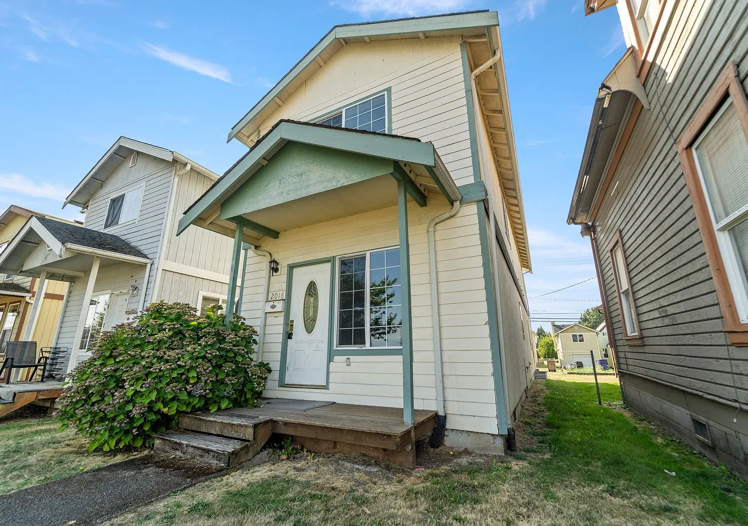 Coming Soon! Spacious 3 Bedroom / 2.5 Bathroom Single Family Home In Tacoma! — Photo 2