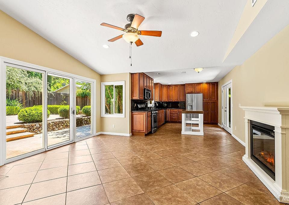1st image of 824 Prince Avenue