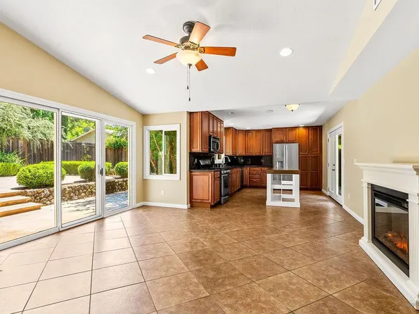 824 Prince Avenue, Healdsburg, CA 95448