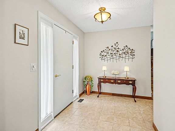 4th image of 23W311 Edgewood Ct