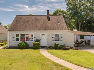 49 Primrose Ln, Levittown, NY 11756