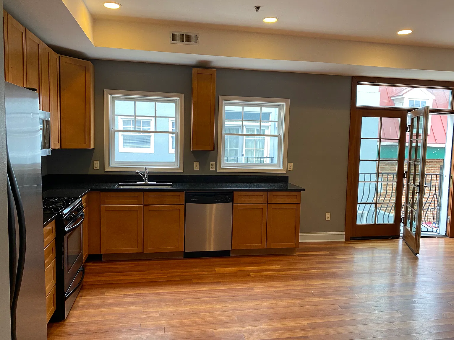 1208 Light St — Photo 2
