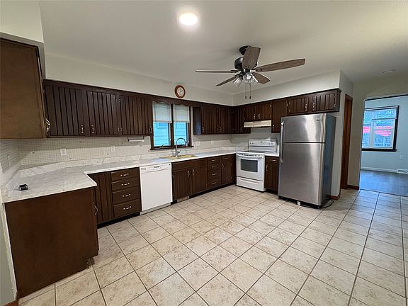 5th image of 640 Connecticut Dr