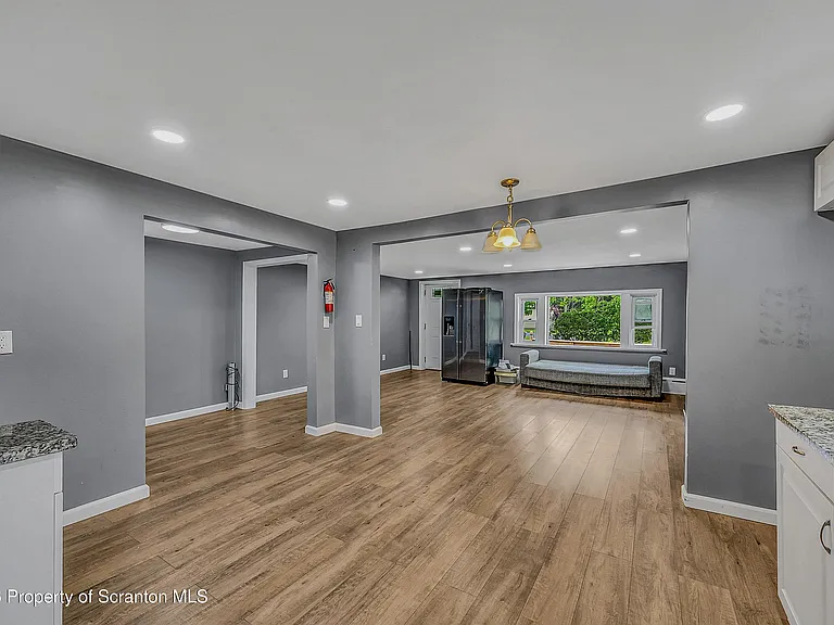664 Laurel Dr #FRONT — Photo 15