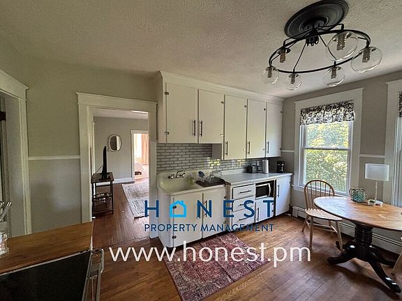 3rd image of 120 College St Unit 3