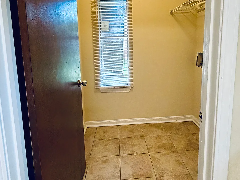 Laundry room
Washer and Dryer connections