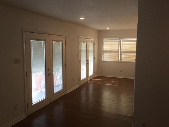 4th image of 1711 W Walnut Ave