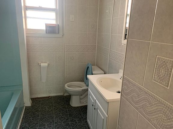2nd image of 2256 Whitney Ave