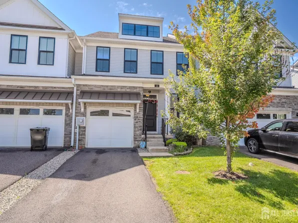 15 Clover Ln, Monroe Township, NJ 08831